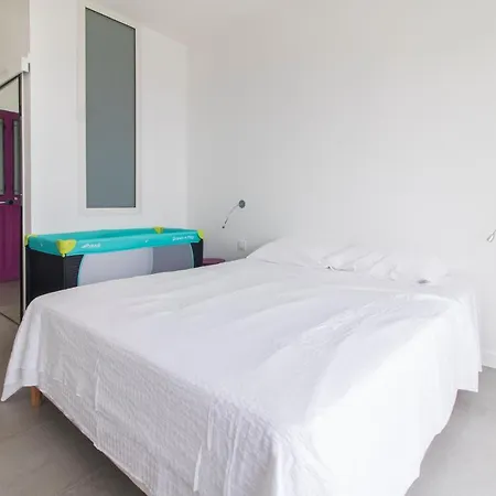 Sainte-maxime Sleeps 12 Pool Air Con Wifi Vila